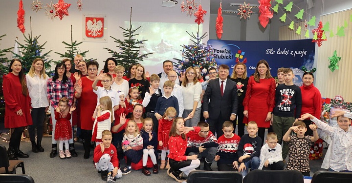 Mikołaj odwiedził dzieci z rodzin zastępczych i z "Naszej Chaty"